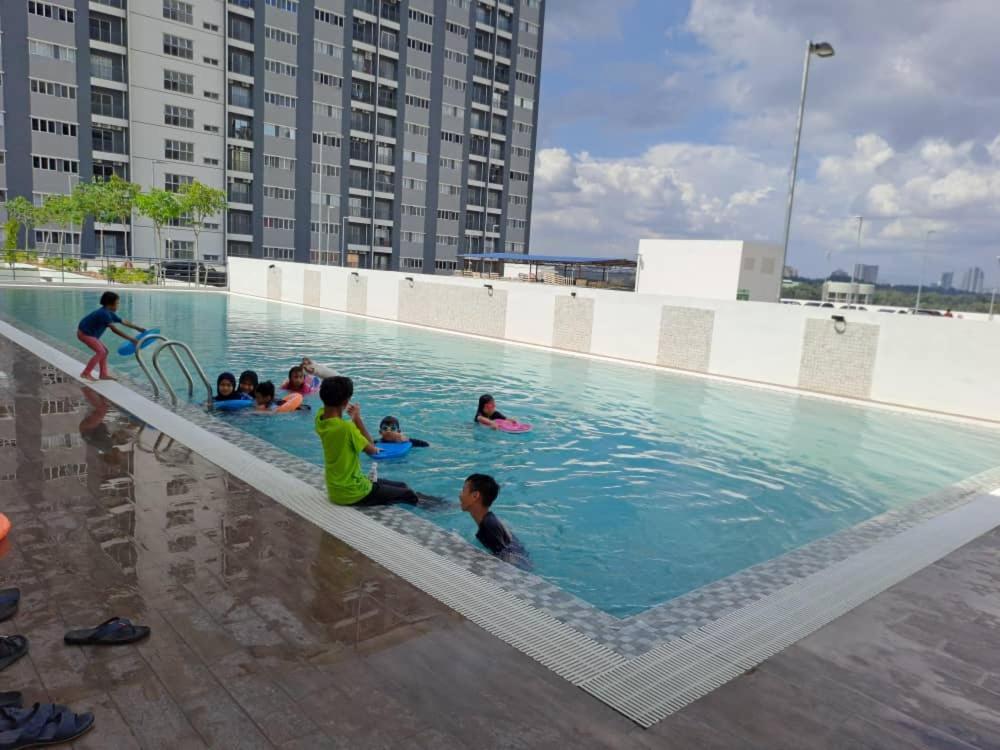 Impiana Homestay Near Putrajaya, Cyberjaya, Musliem Only,Wifi,Netflix Kampung Dengkil Zewnętrze zdjęcie